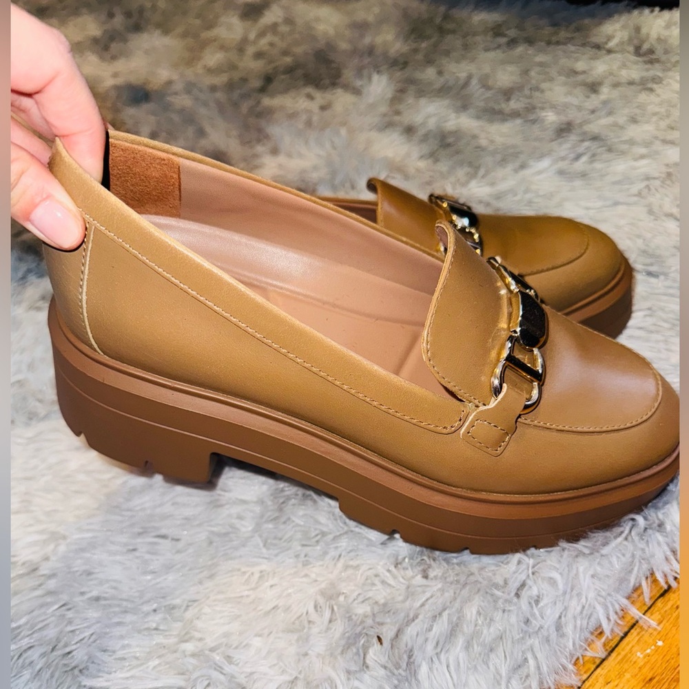 Selling new Naturalizer shoe